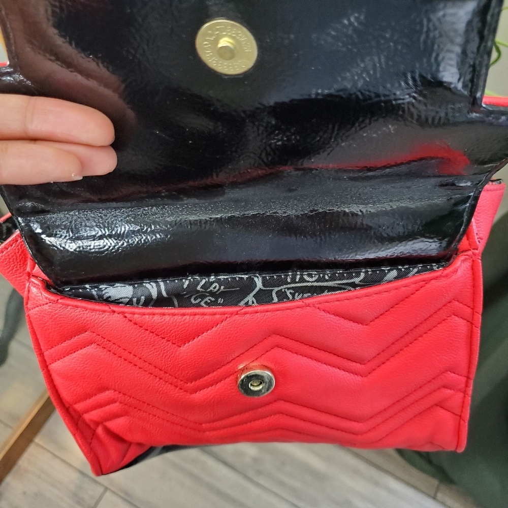 BETSEY JOHNSON | Zig Zag Pattern Sparkle Black Bow Gold Chain Crossbody Handbag - Picture 9 of 16